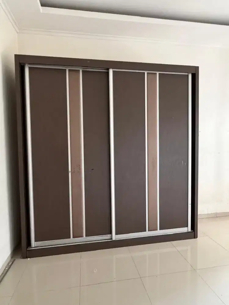 Lemari pakaian besar mewah