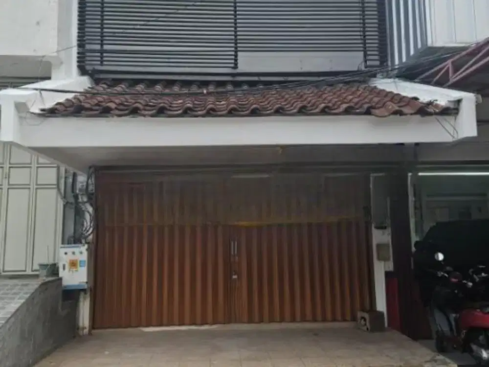 Disewakan / Dijual Ruko di Raya Kelapa Hibrida - Hadap Utara, Siap Pakai