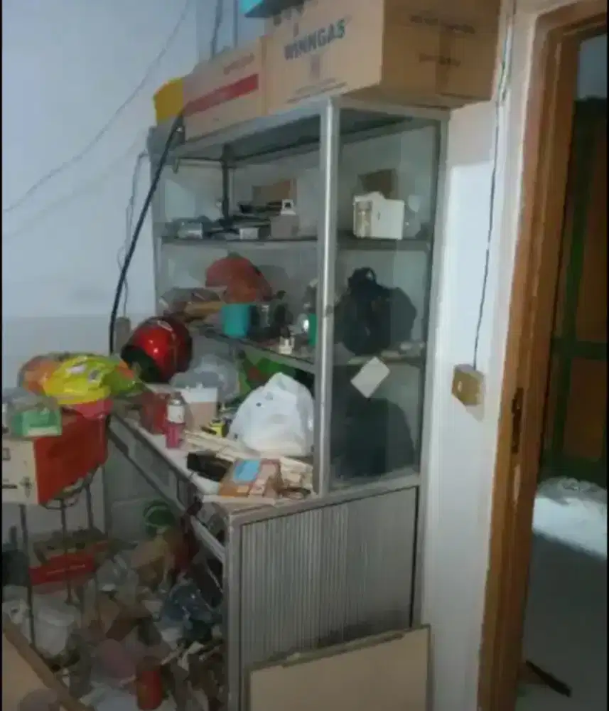 Etalase lemari kaca dapur
