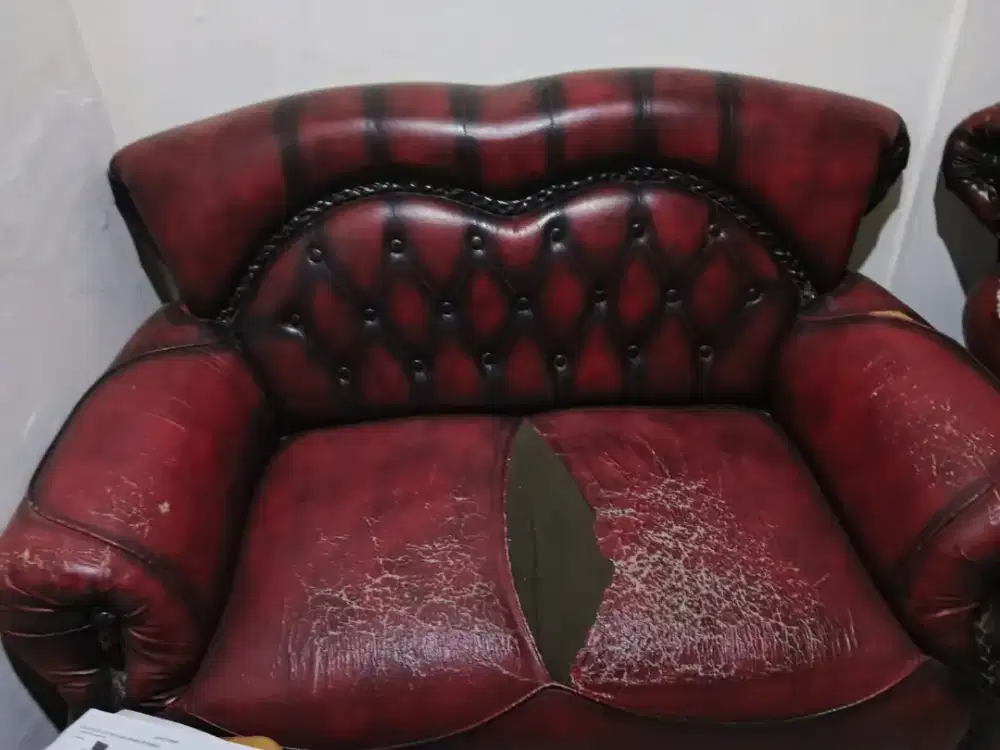 Sofa dan meja masih layak