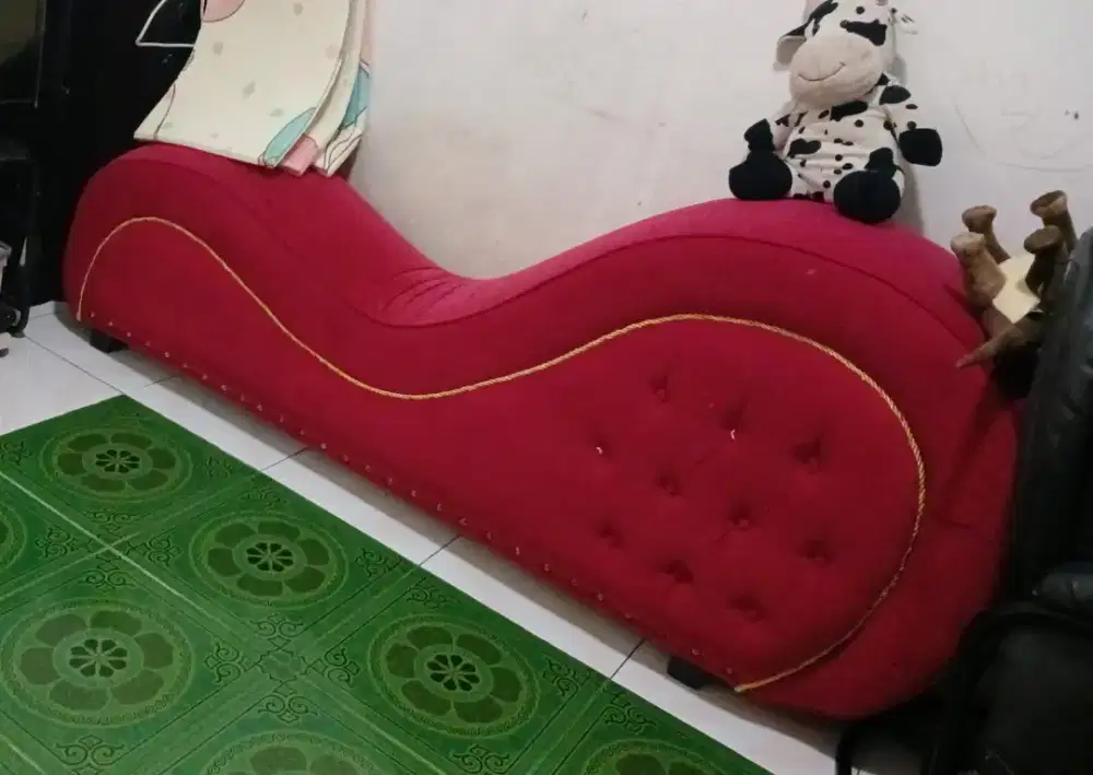 Dijual sofa panjang model classic warna merah