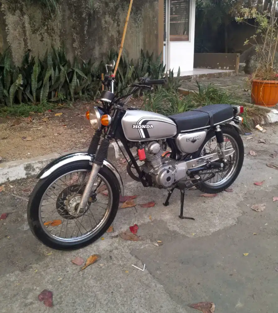 Jual honda cb100 th1977 silver edition LANGKA