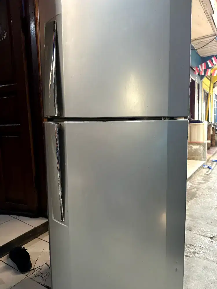 Di jual kulkas 2 pintu merek LG normal
