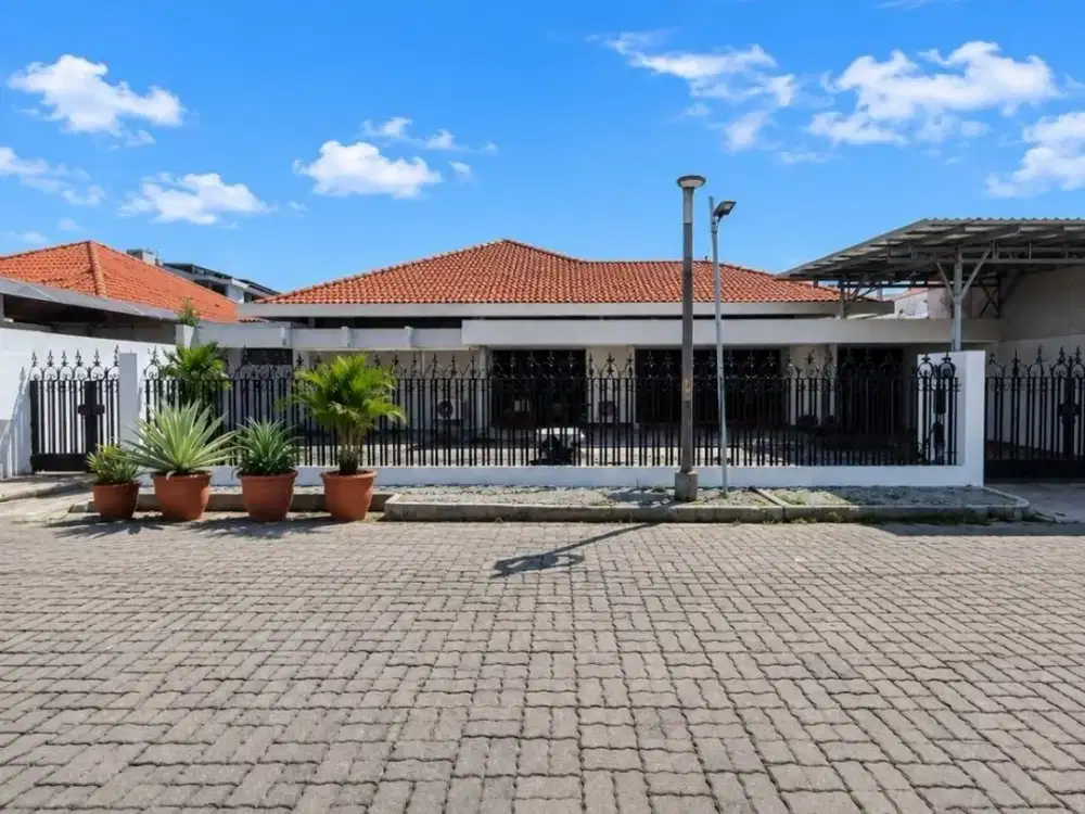 Dijual rumah strategis dharmahusada