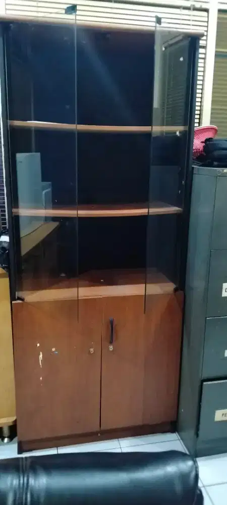 Lemari kaca pajangan