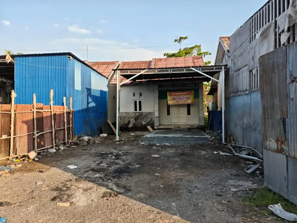 DISEWAKAN RUMAH DENGAN HALAMAN LUAS COCOK UNTUK EXPEDISI