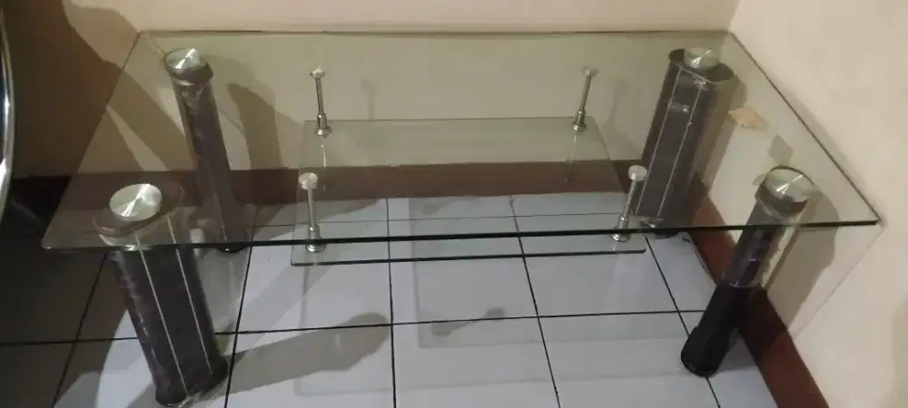 Meja tamu kaca tebal