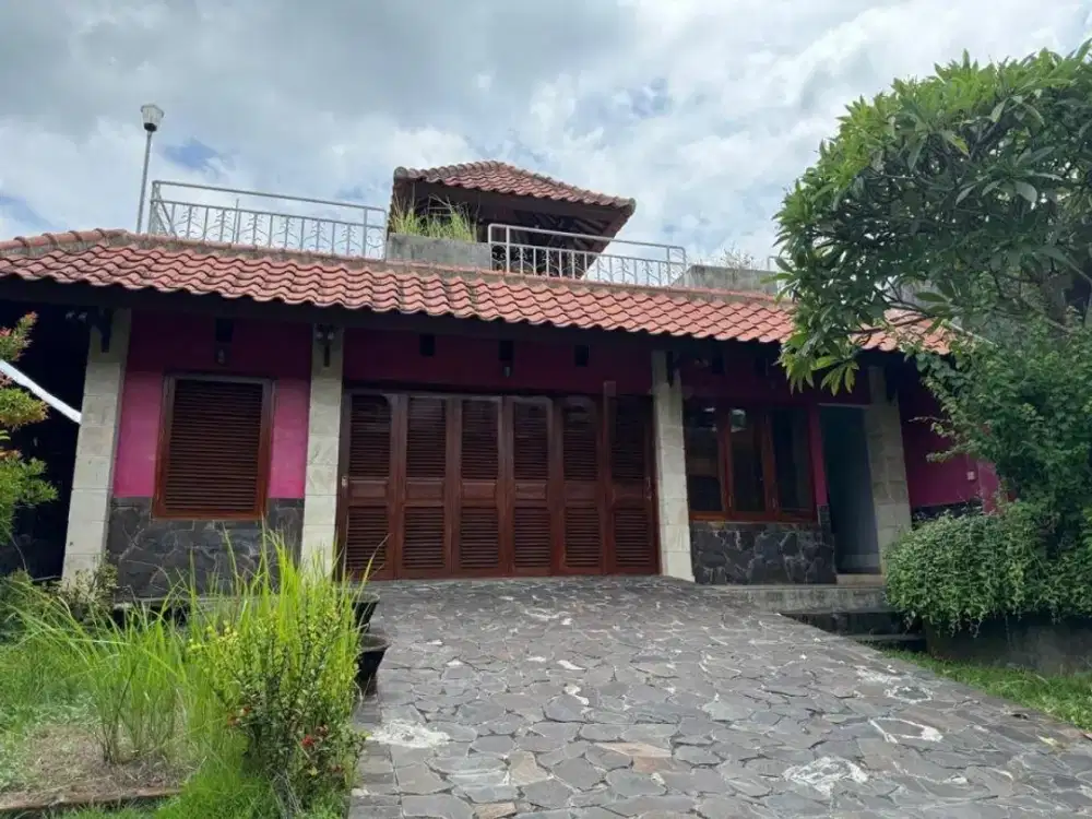 Villa 2 Lantai Style Kontemporer Hanya 300 Meter ke Pantai Saba