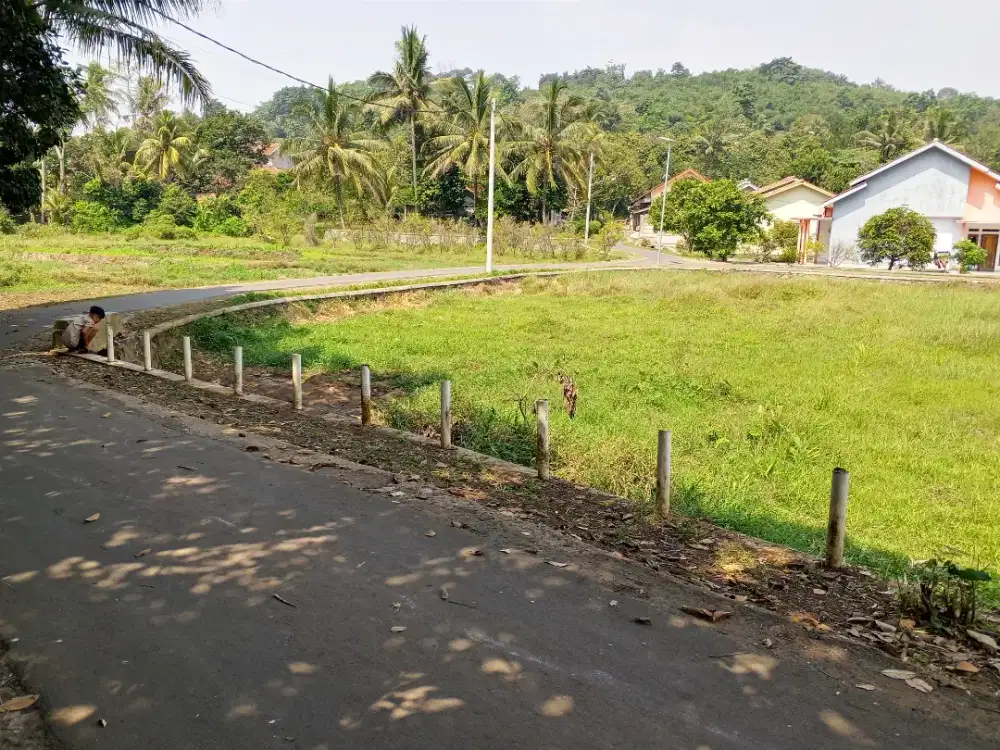 Di jual lhan tanah darat lt 990 MTR lokasi pinggir jln desa sdh ramai