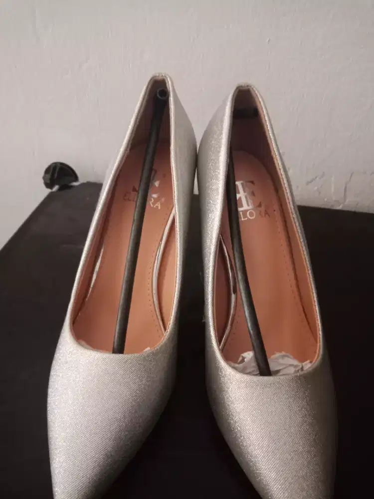 Sepatu hills pesta silver