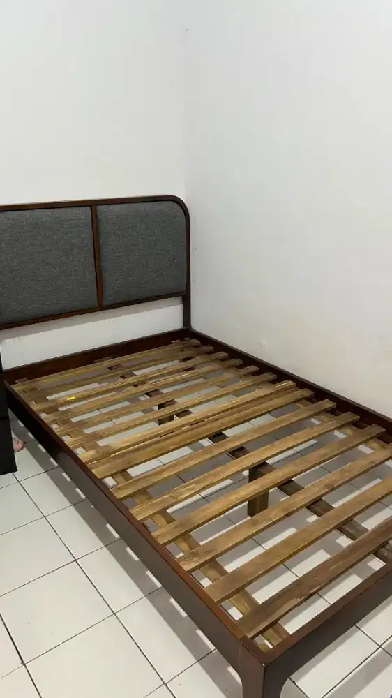 Dipan kayu kokoh