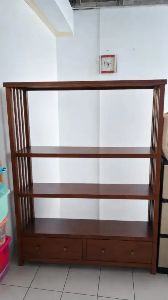 Rak besar kayu kokoh