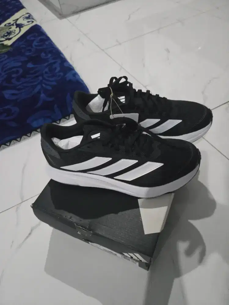 Dijual sepatu adidas krn nomor tidak sesuai