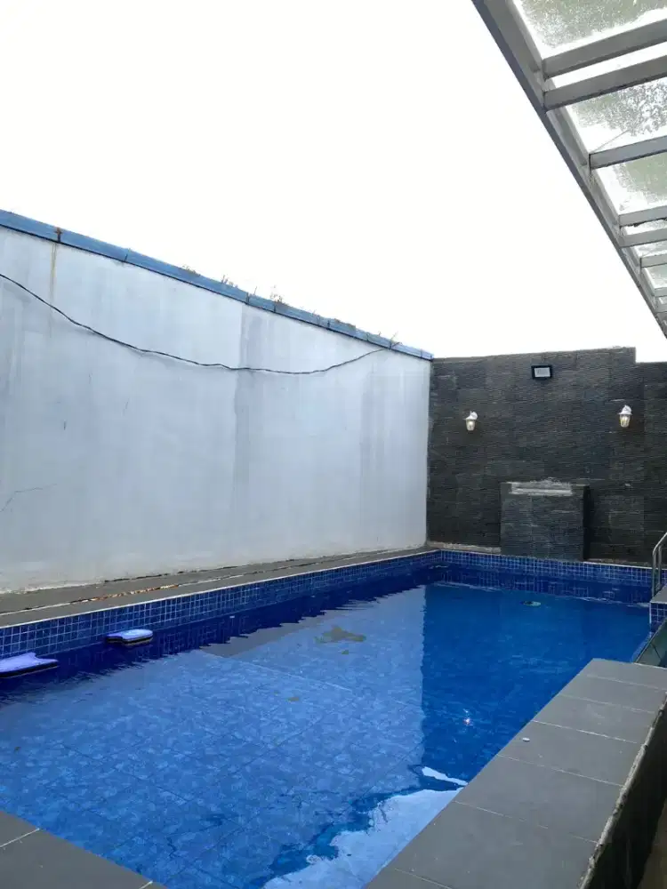 Jual rumah ada kolam renang karaoke bilyard luas 700m²