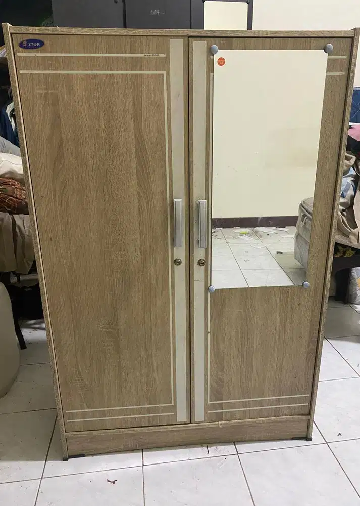LEMARI PAKAIAN 2 PINTU + CERMIN – UKURAN 120 CM – BEKAS