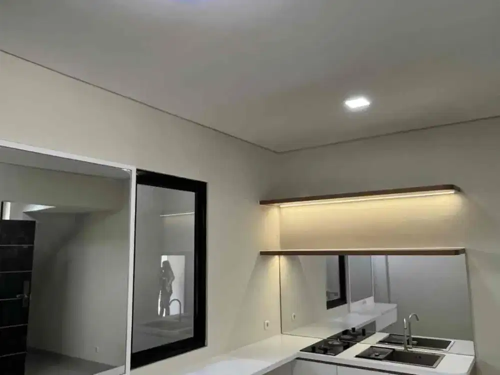 Rumah Baru SHM 2 Lt 3 KT Dekat Taman Surya dan Taman Palem Jakbar 799Jt