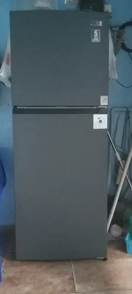 Jual kulkas merk gea. Kualitas bekas rasa baru. Minat chat aja.