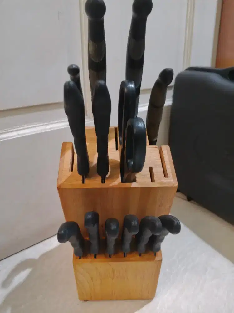 Set pisau dengan penyimpanan blok kayu