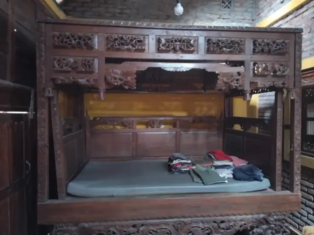 TEMPAT TIDUR UKIRAN CLASSIC KAYU JATI ANTIK