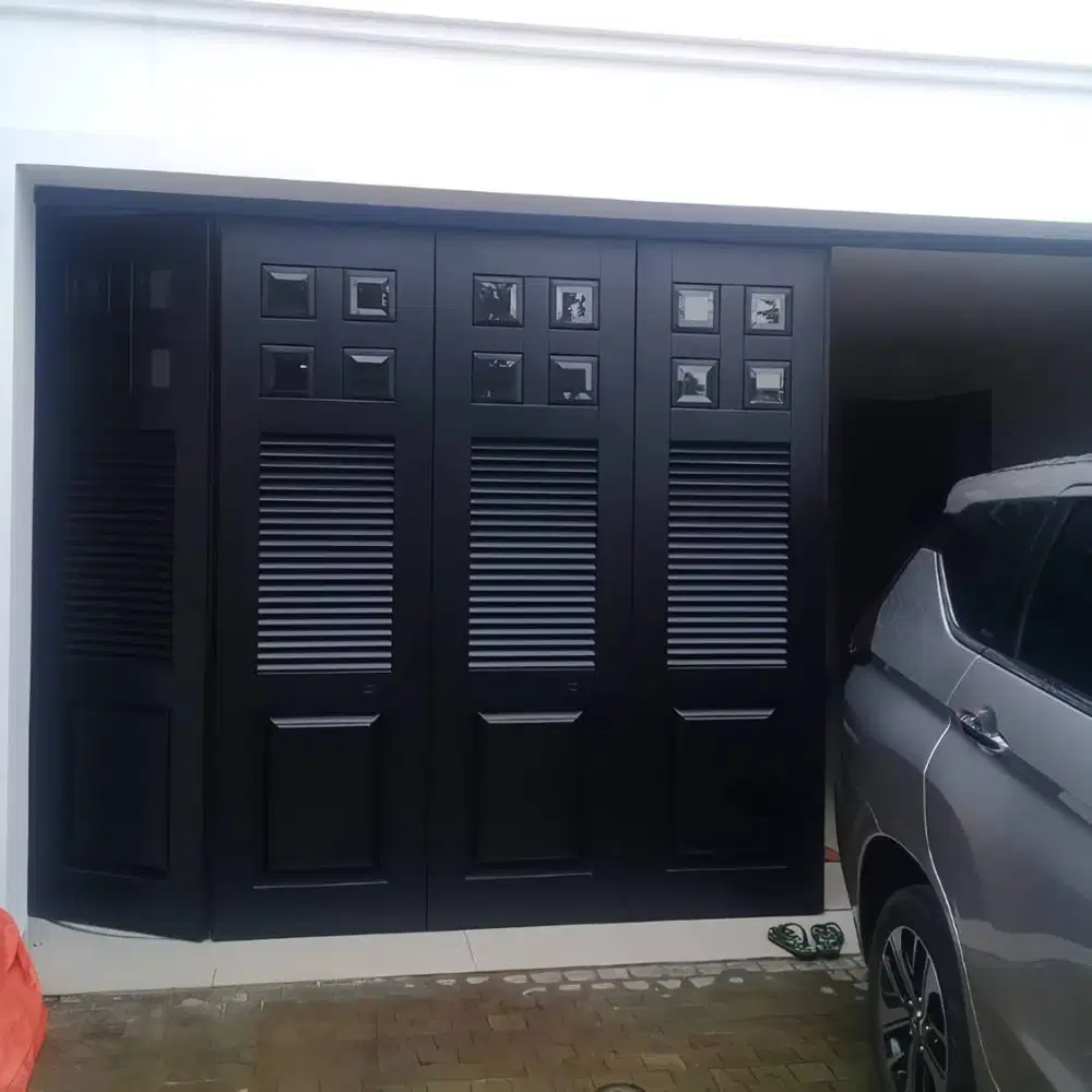 Pintu Garasi Besi Custom dengan Desain Minimalis