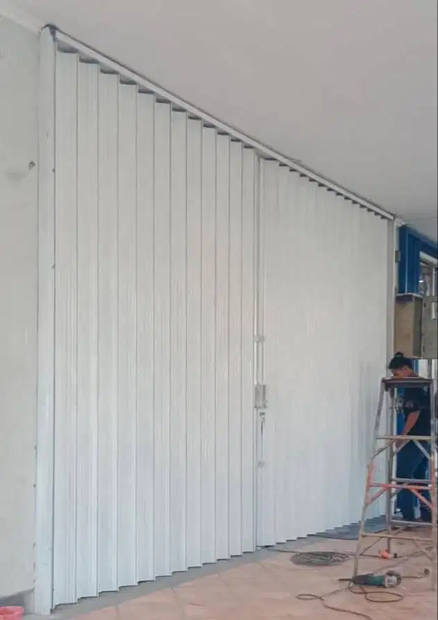 Pintu geser folding gate untuk keamanan dan efisiensi ruko