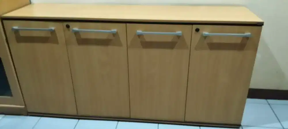 Lemari panjang 4 kotak
