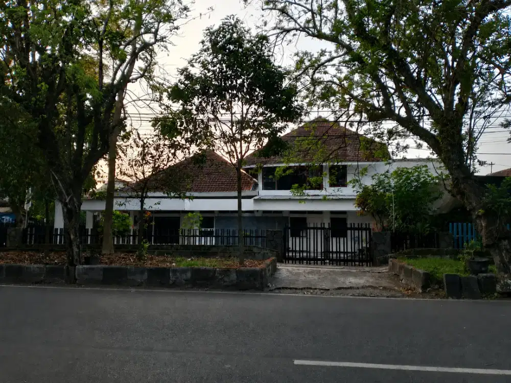 Rumah Besar Tengah Kota Malang. Dekat Universitas Brawijaya, Ijen Boulevard, pusat kuliner, sekolah, dan pusat Kota Malang.MLG00143