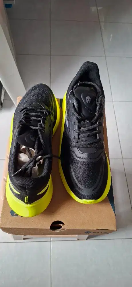 Sepatu Mills Omega M2