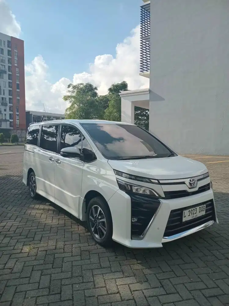Toyota Voxy 2.0 AT 2018 Putih Metalik | Pajak Hingga Mei 2027