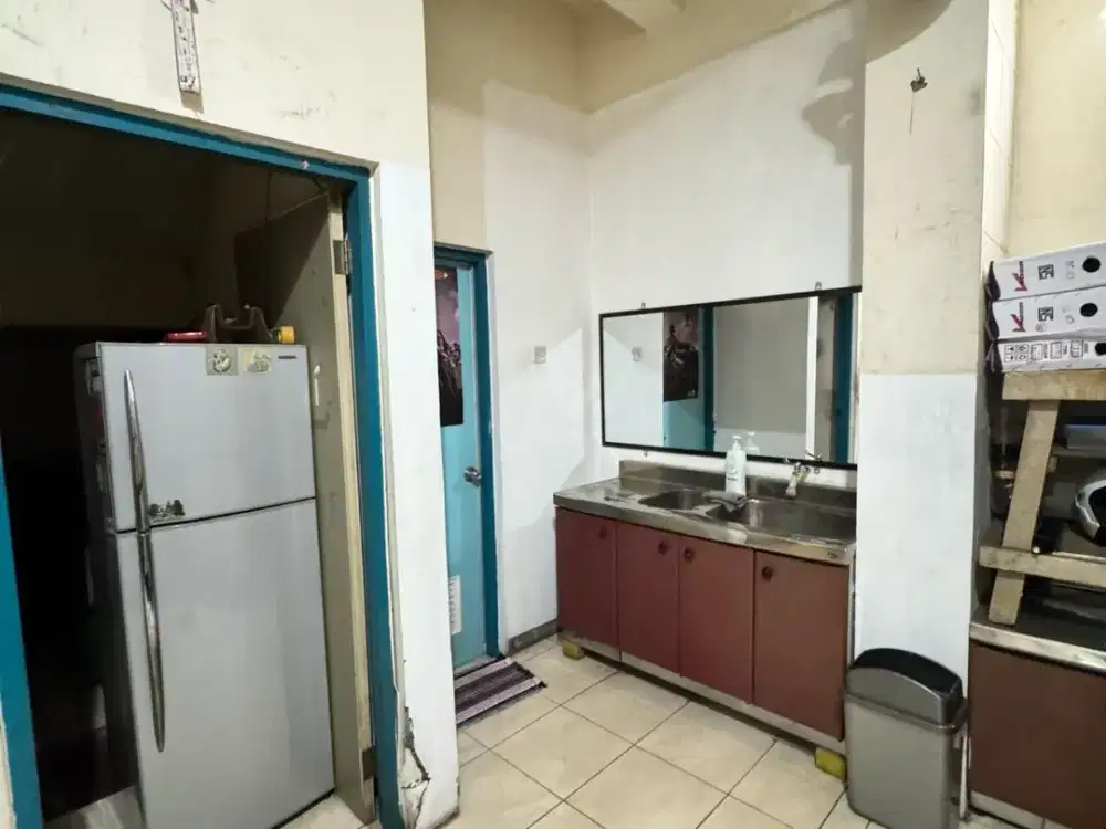Ruko di Jl. Tidar , Tiap Lantai Ada Kamar Mandi