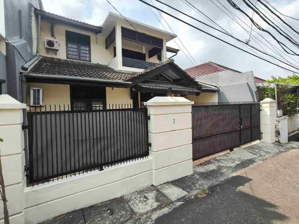 Rumah bagus 2 lantai semifurnish dan akses 1 mobil di Tebet Barat Jaksel