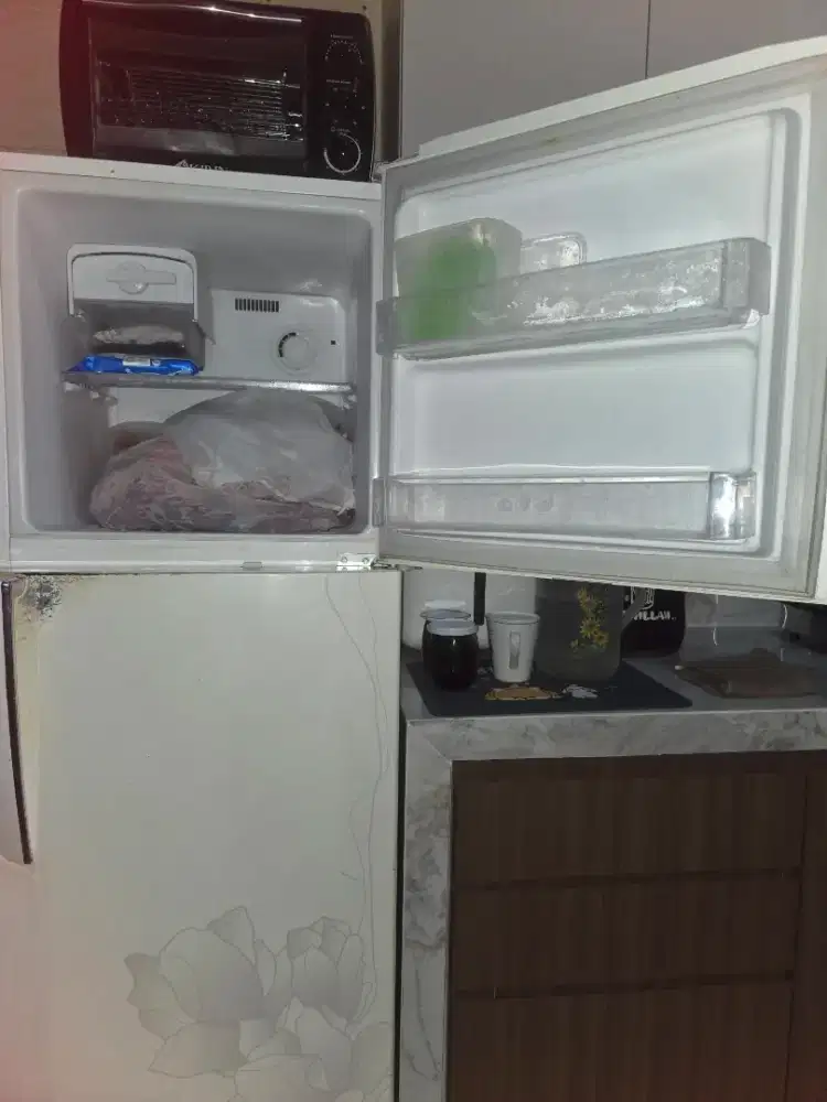 Lemari es 2 pintu, masih berfungsi dengan baik dan belum pernah servis