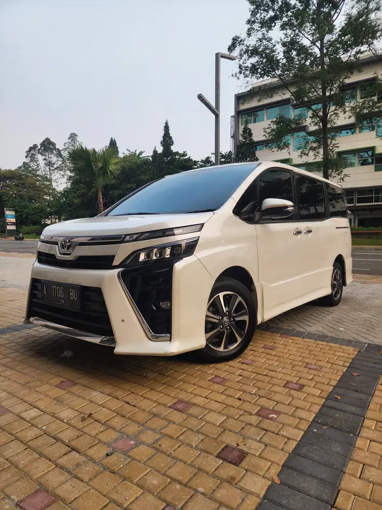 Toyota Voxy 2.0 A/T 2021