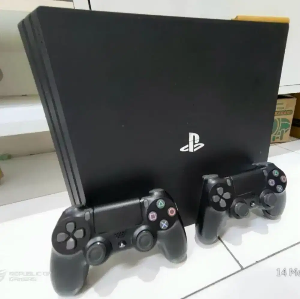 Jual PS 4 Pro kondisi 90 %