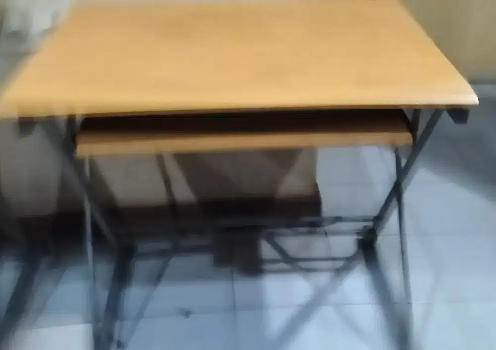 Meja komputer kuat