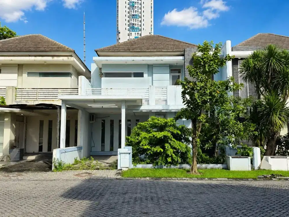 Rumah Buckingham, Royal Residence Strategis • Carport