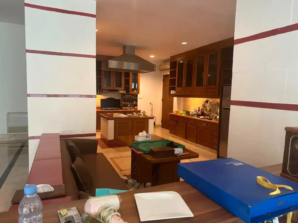 Disewakan Rumah di Kemang Parkiran bisa sampai 10-12 mobil