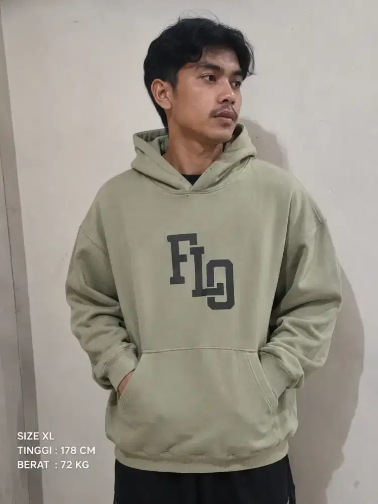 Hoodie Flo invanders warna hijau sage