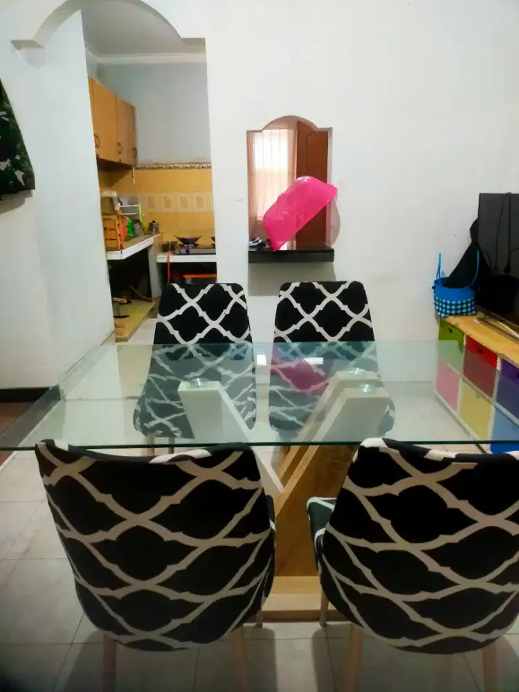 Meja makan empat kursi