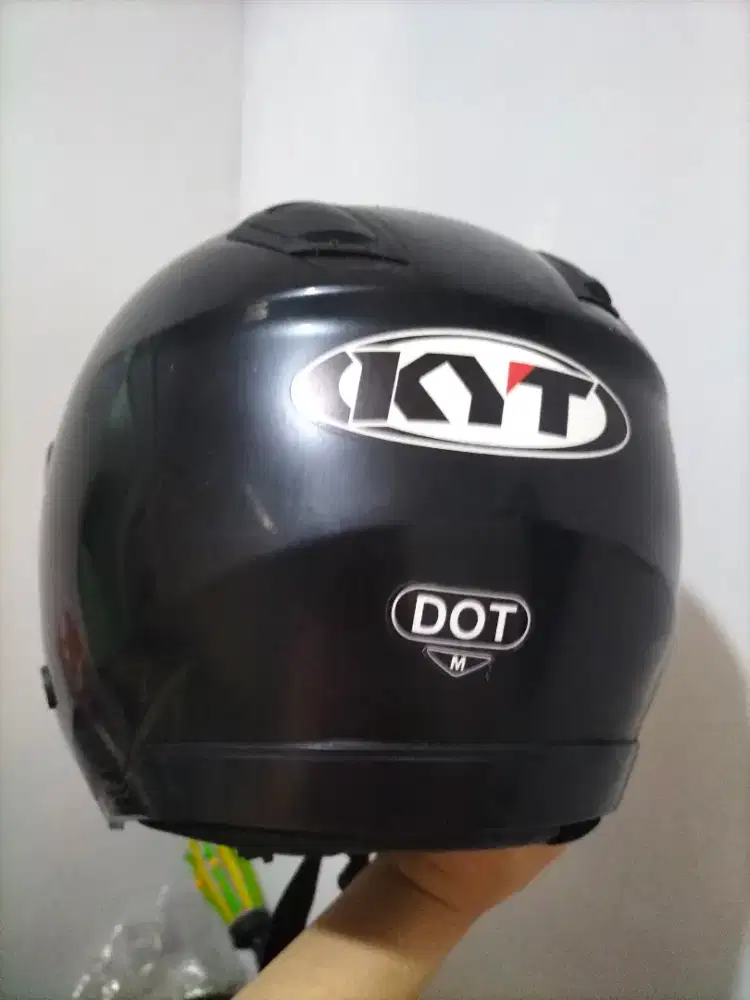 Helm KYT hitam Size M, baru pakai 2x hanya lama di simpan Seperti baru