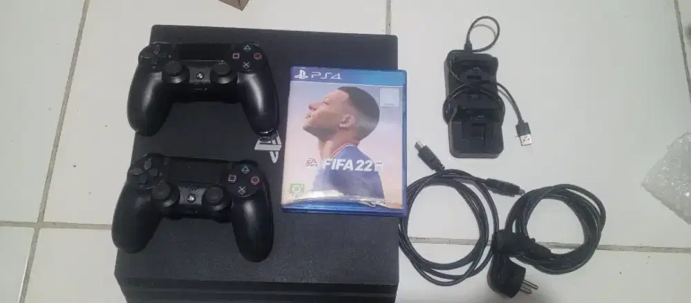 PS4 PlayStation4 pro 1tb + TV 22in