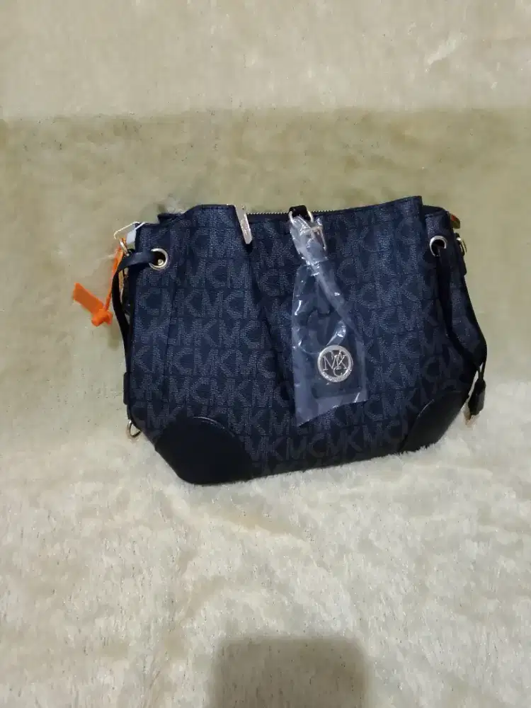 Tas merk MK warna hitam