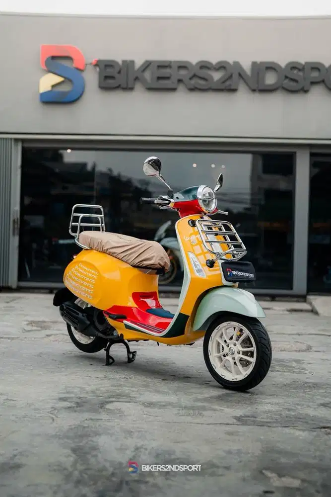 VESPA PRIMAVERA SEAN WATERSPOON