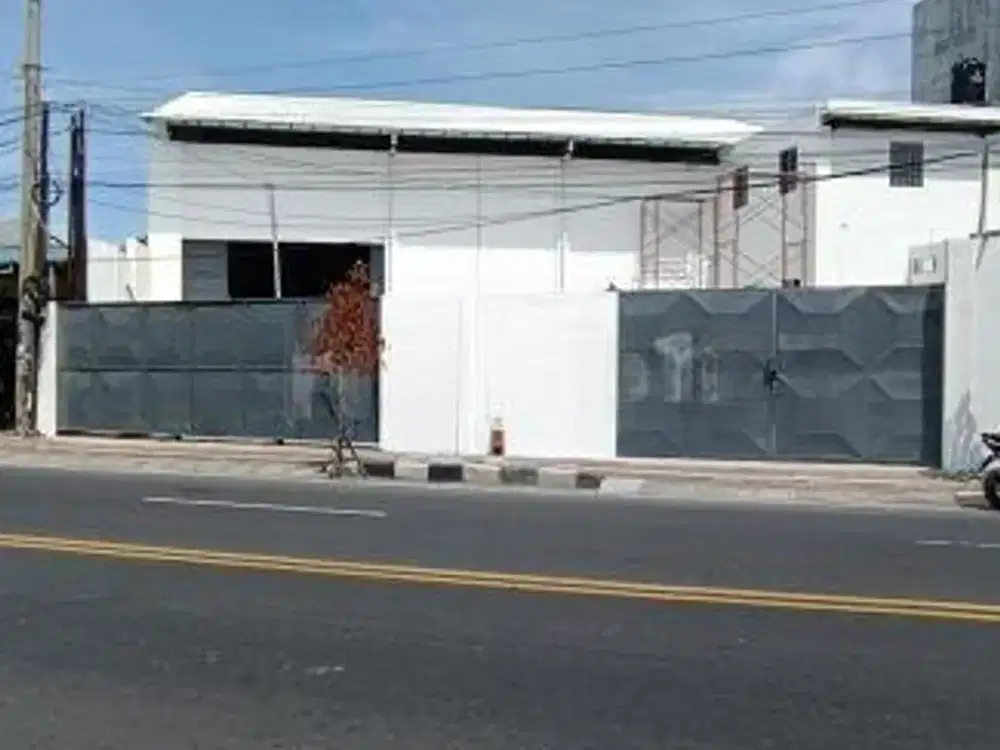 Gudang Luas dan Baru Dibangun Dipinggir Jalan Utama Mahendradata