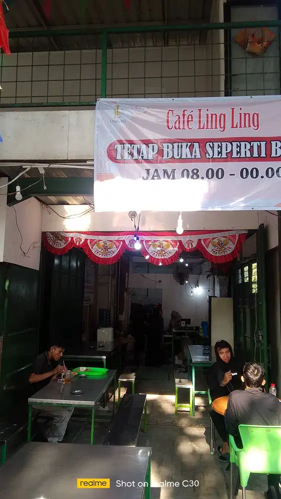 Cari karyawan untuk staf cafe