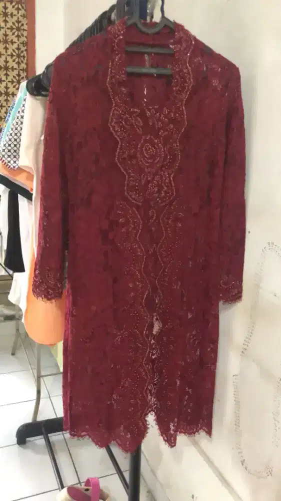 Kebaya brokat plus bustier maroon