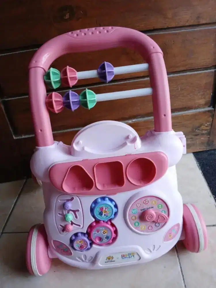 Baby walker baby shark edition