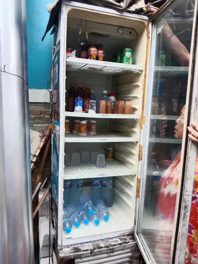 Jual showcase 400000 nego sampai jadi