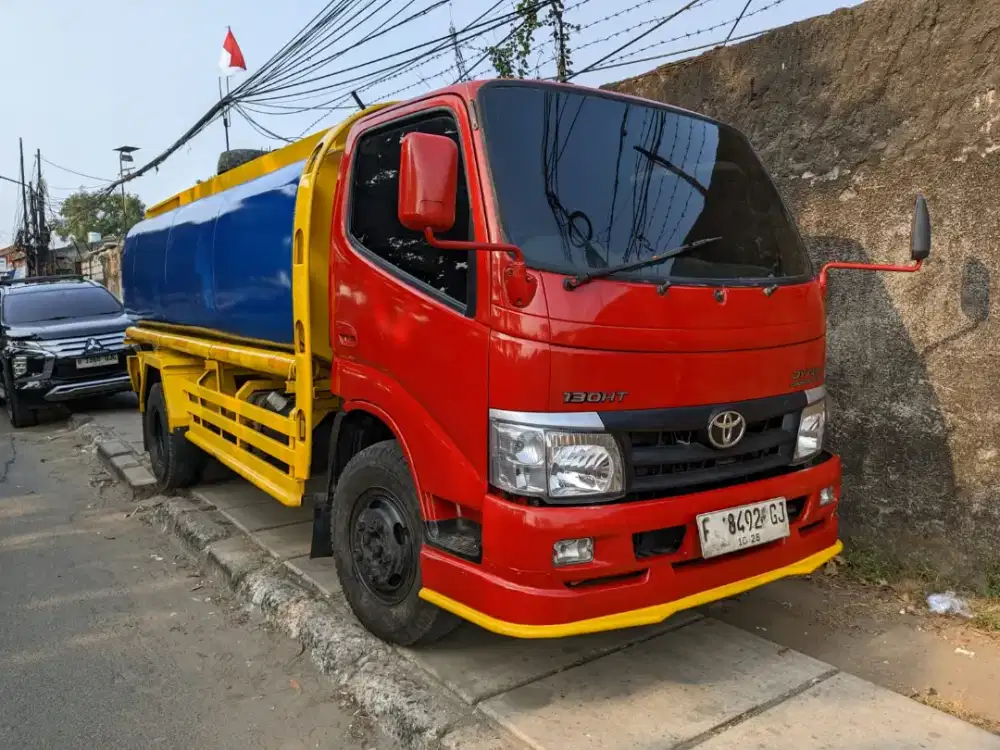 Hino dutro 110 HD tangki 8000 ban 6 tangki tahun 2013