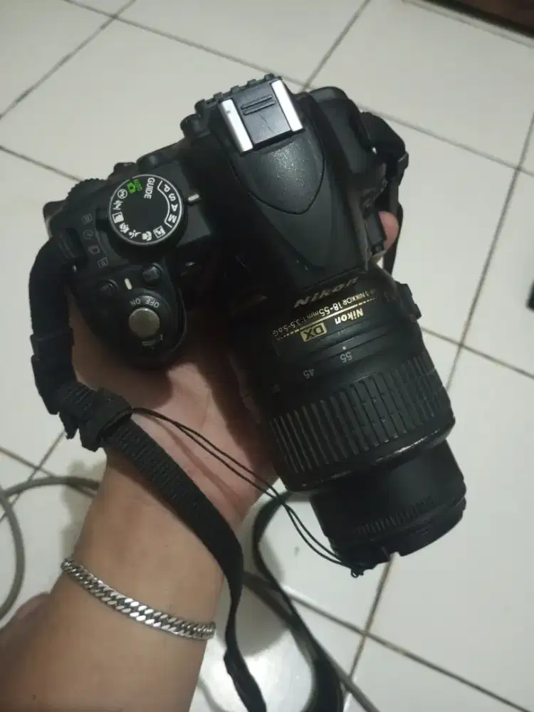 Nikon D3100 dengan lensa kit 18-55mm